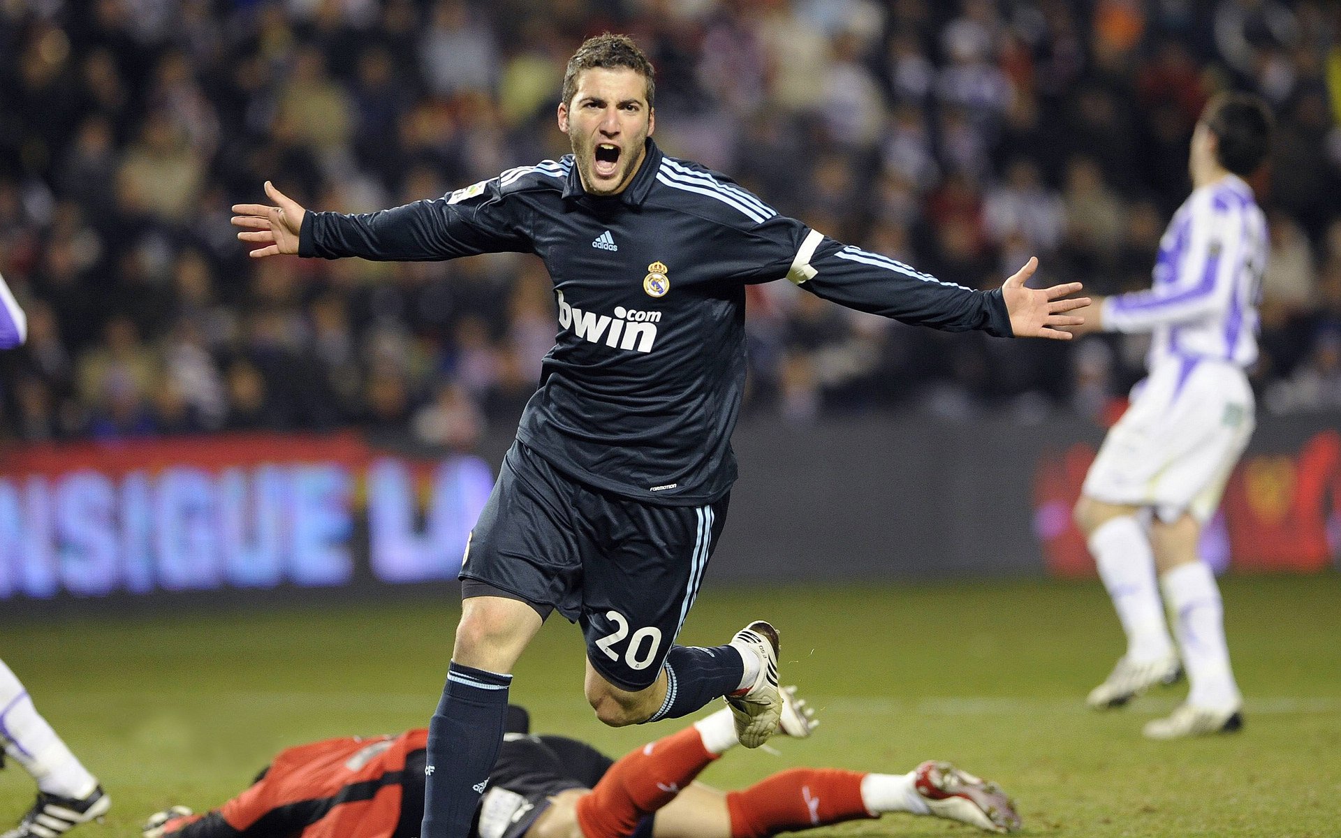 波兰队欧洲杯表现平平,莱万多夫斯基状态低迷,波兰国家队莱万